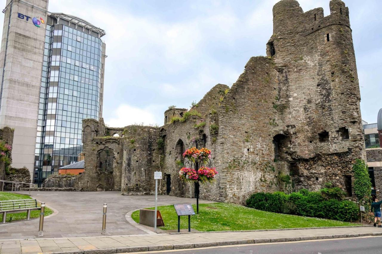 Cwtsh Hostel 斯旺西 外观 照片 Trim Castle