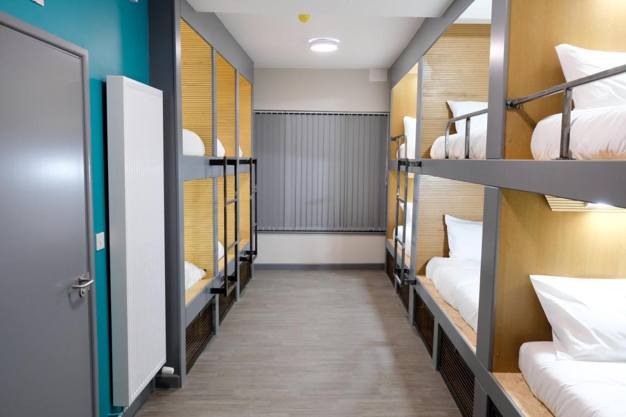 Cwtsh Hostel 斯旺西 外观 照片 A typical room at a typical hotel
