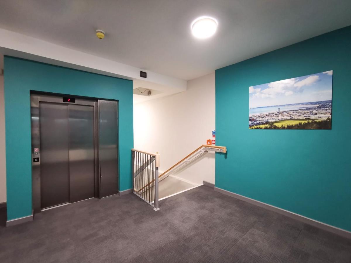 Cwtsh Hostel 斯旺西 外观 照片 The lift at the entrance of the station