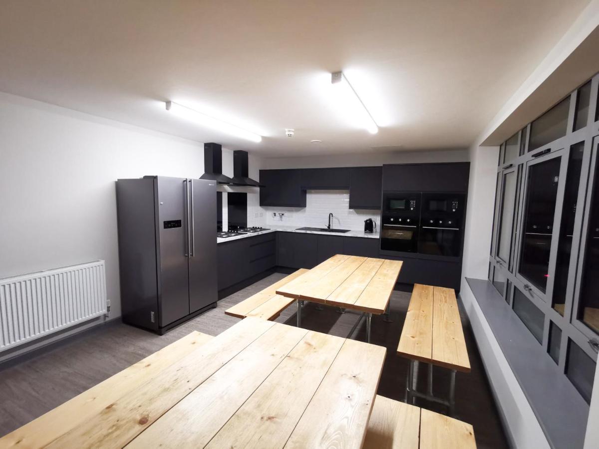 Cwtsh Hostel 斯旺西 外观 照片 The kitchen at the new student village