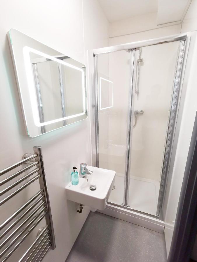 Cwtsh Hostel 斯旺西 外观 照片 A shower cubicle