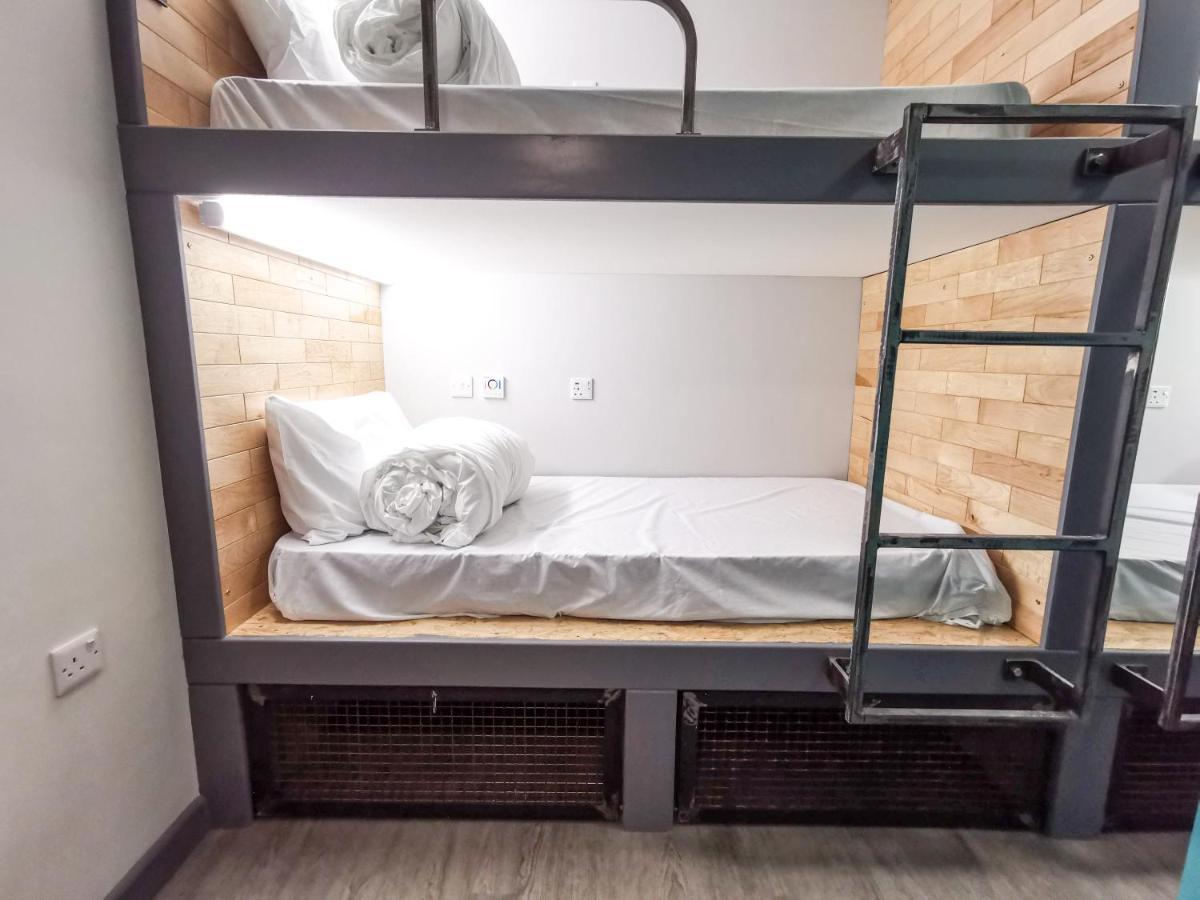 Cwtsh Hostel 斯旺西 外观 照片 A bunk bed in a hostel