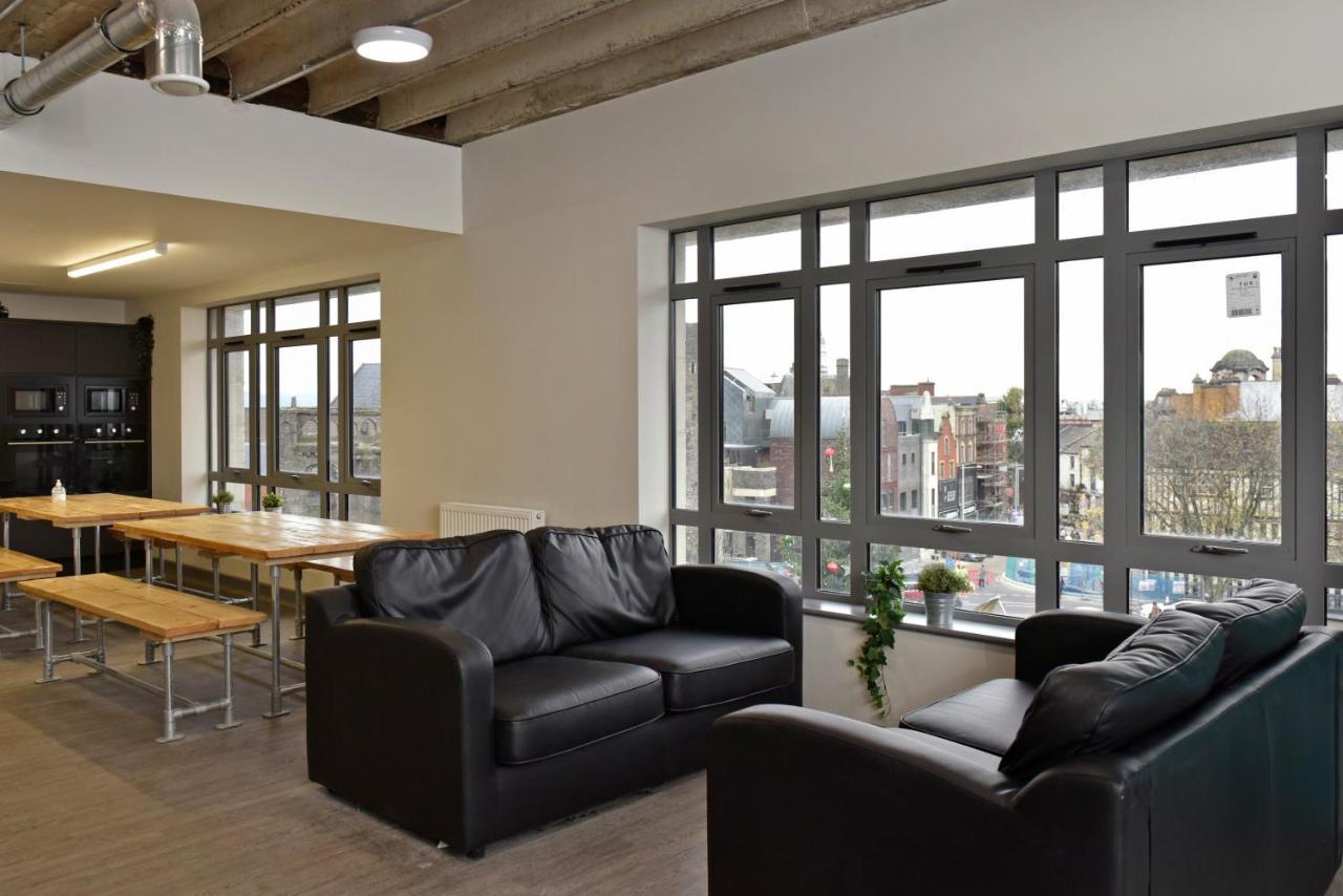 Cwtsh Hostel 斯旺西 外观 照片 The common room at the University of East London